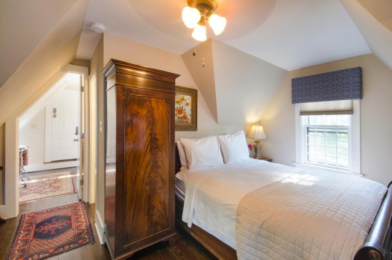 Hillbrook Inn & Spa (Adults Only) Чарльз-Таун Экстерьер фото